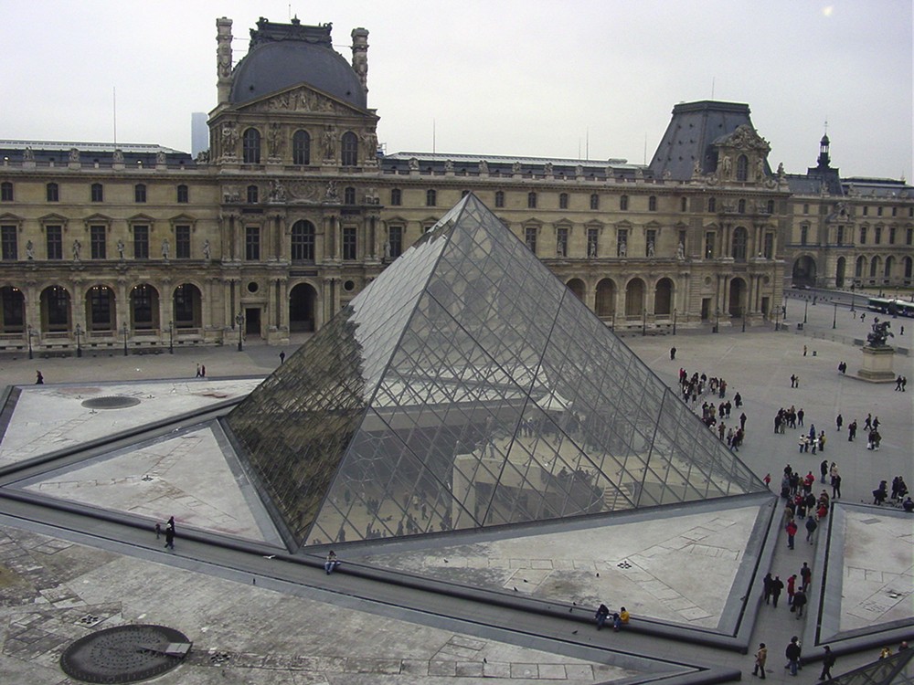 Figure 26-1: I. M. Pei’s Pyramide, Le Grande Louvre, is meant to be a bridge between old-school and new-school architecture.